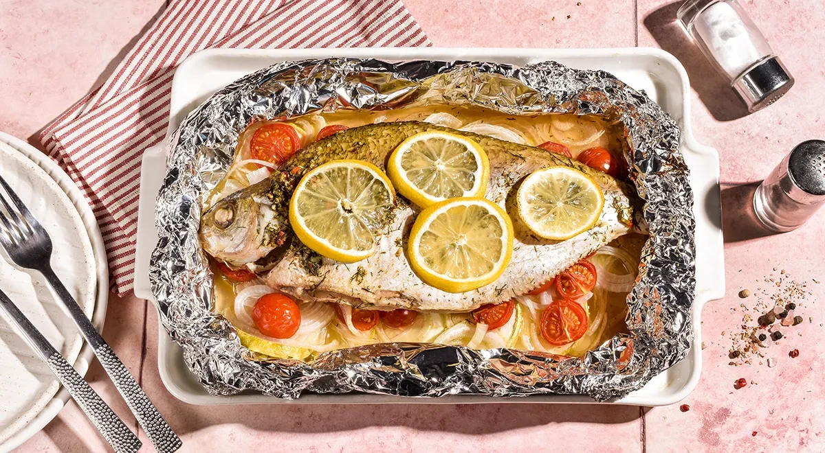 Лещ, запеченный целиком в фольге в духовке