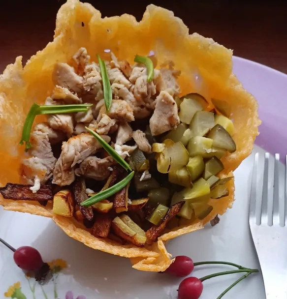 Салат в сырной корзинке