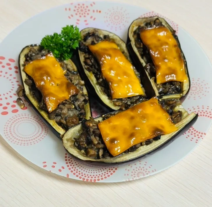 Лодочки из баклажанов с грибной начинкой