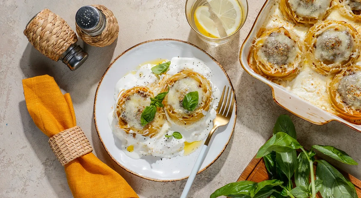 Макароны-«гнезда» с фаршем под сметанным соусом