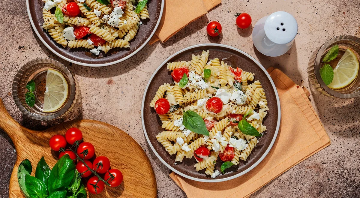 Макароны с брынзой и помидорами на сковороде