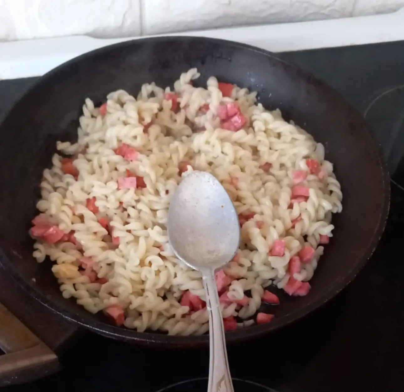 Макароны с колбасой