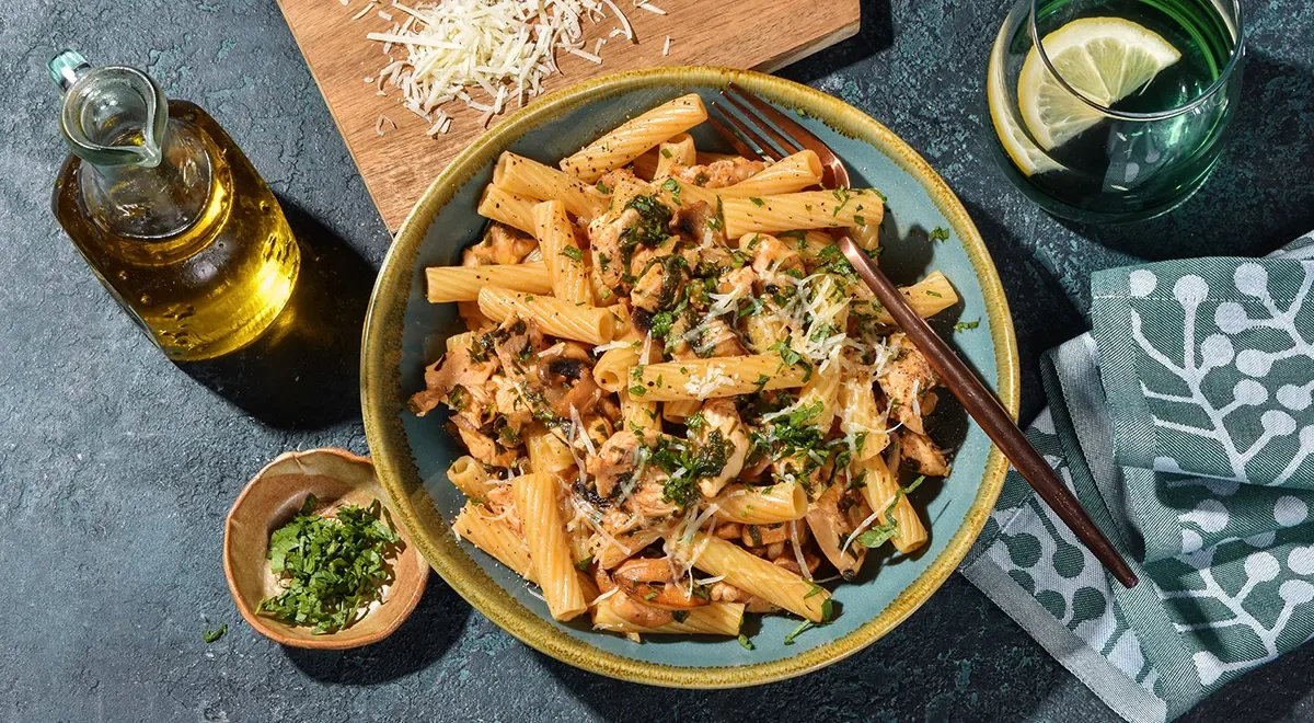 Макароны с курицей и грибами на сковороде