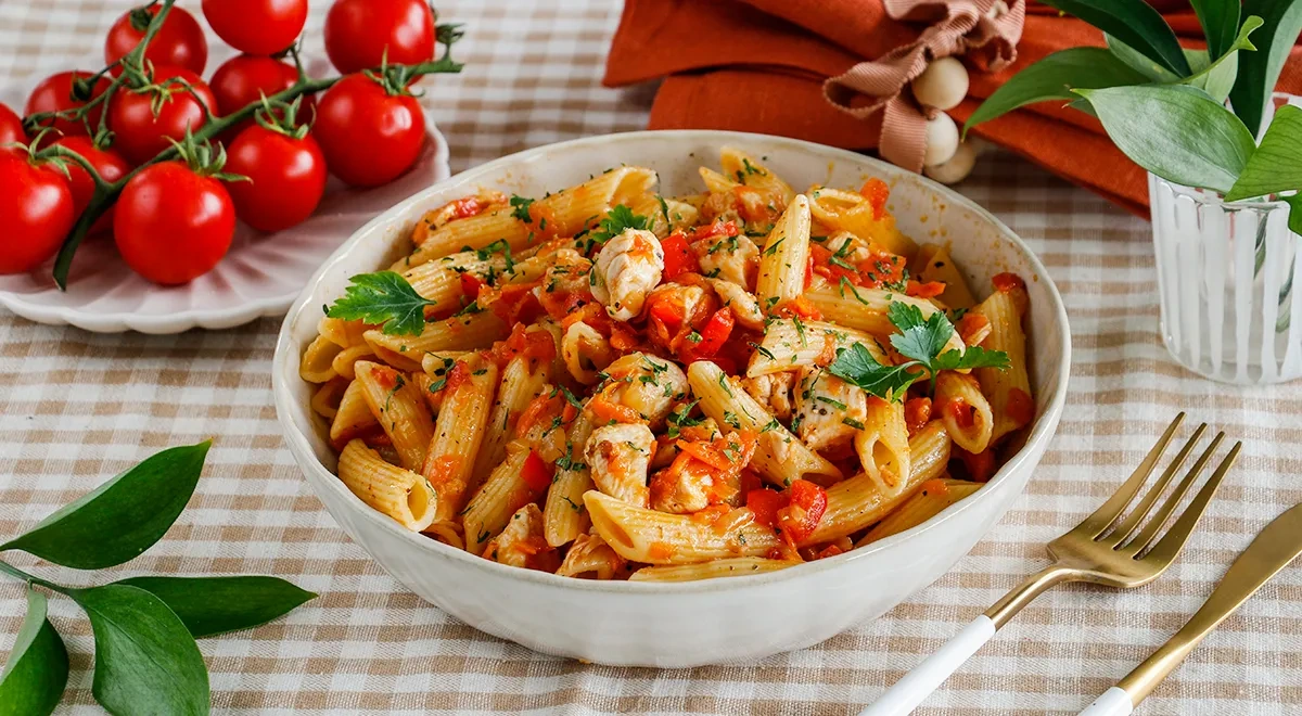 Макароны с курицей и овощами