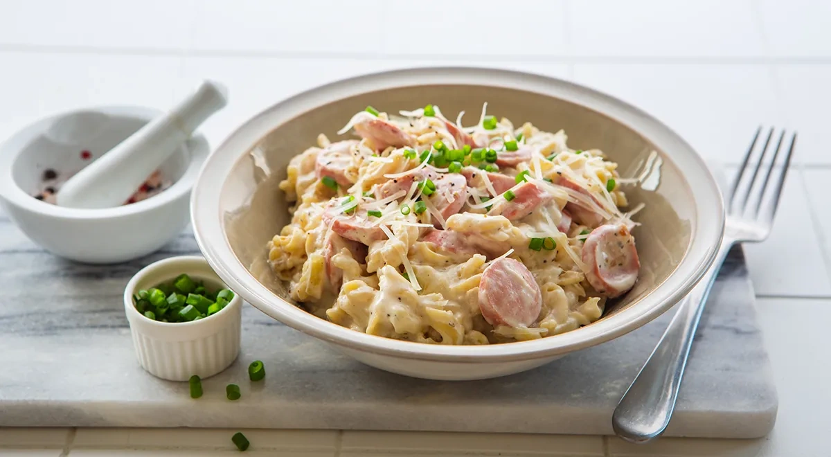 Макароны с сосисками под сливочным соусом