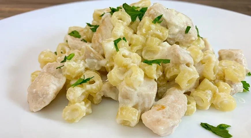 Макароны в сливках с куриным филе