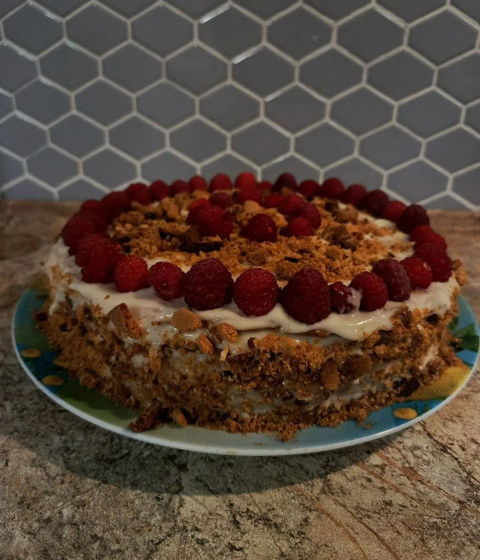 Малиновый медовик