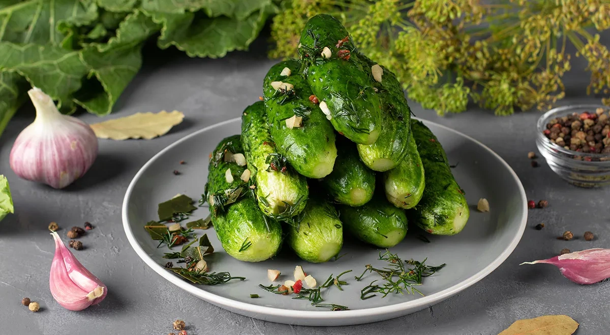 Малосольные огурцы с чесноком, быстрый рецепт