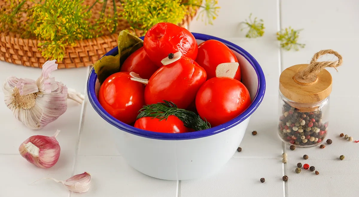 Малосольные помидоры быстрого приготовления в кастрюле