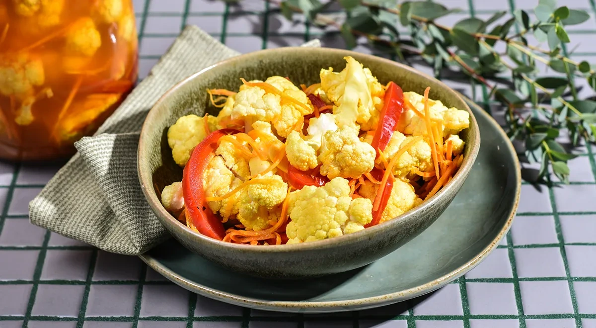 Маринованная цветная капуста с морковкой по-корейски