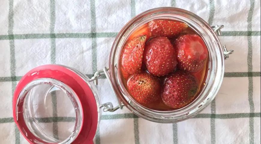 Маринованная клубника на салат