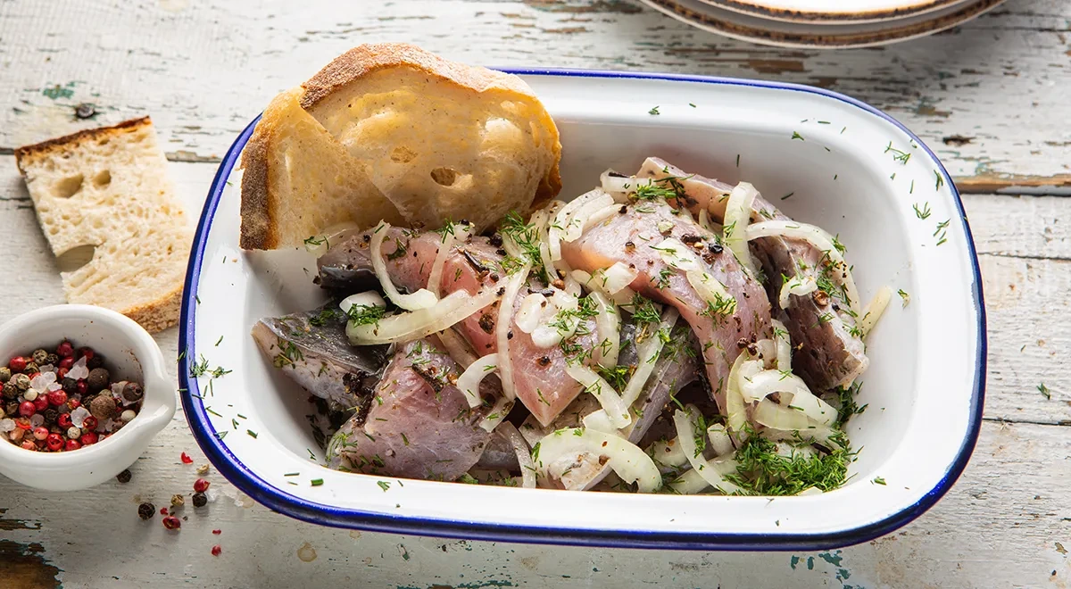 Маринованный карп в уксусе с луком