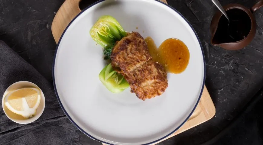 Маринованный малоглазый макрурус, жаренный с капустой пак-чой