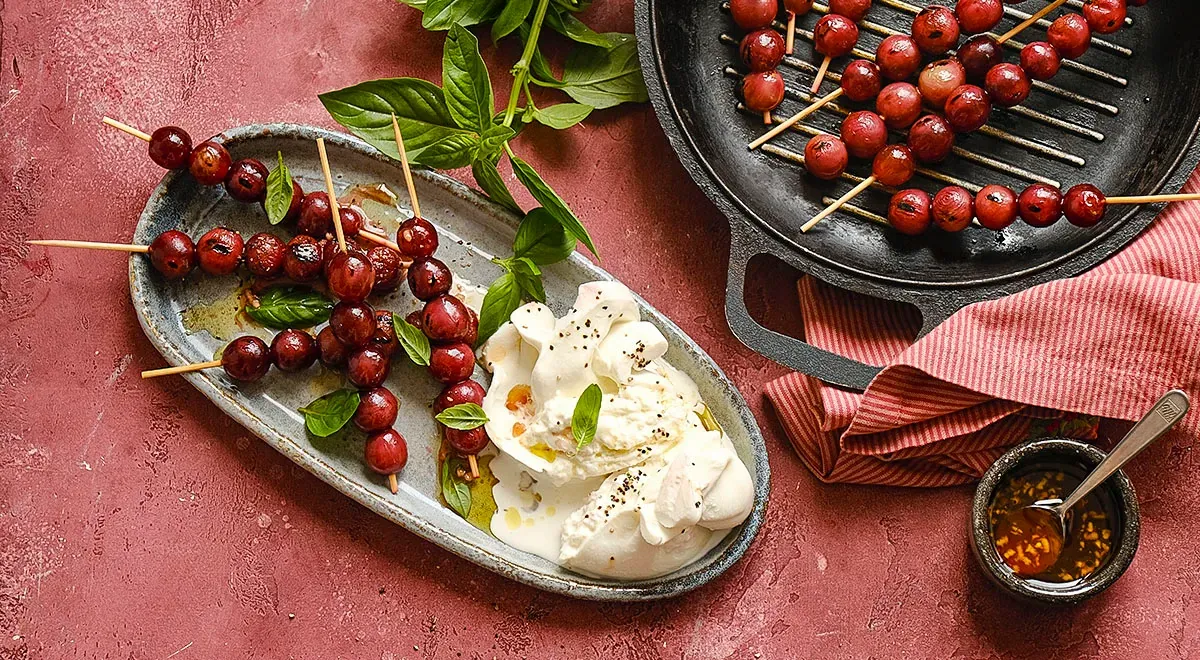 Виноград на гриле с бурратой и базиликом