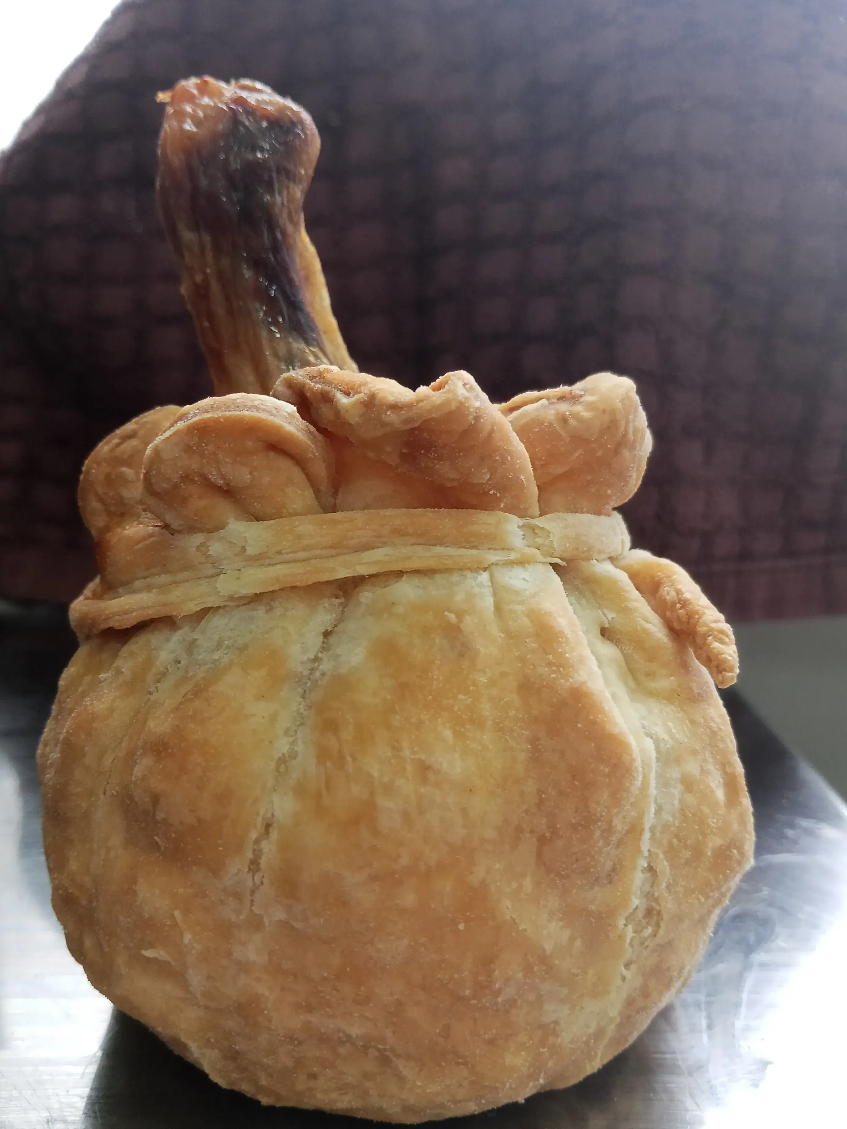 Мешочки с картофельным пюре и куриными голенями