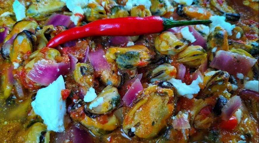 Мидии в томатном соусе с чесноком