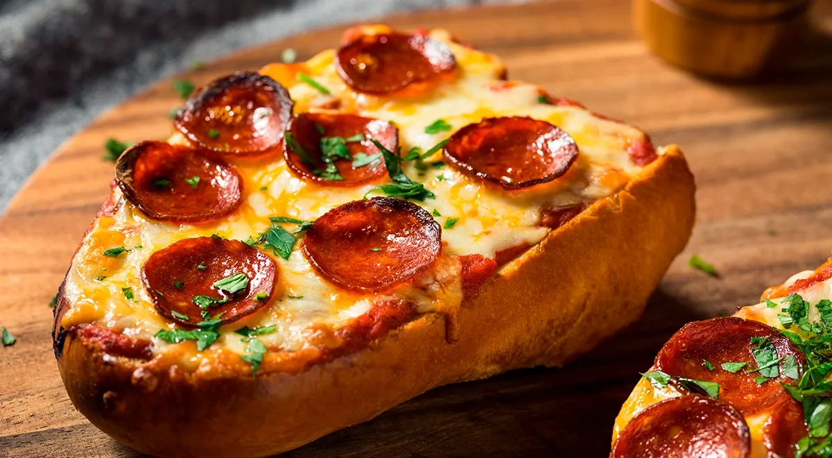 Мини-пицца с колбасой и сыром на батоне