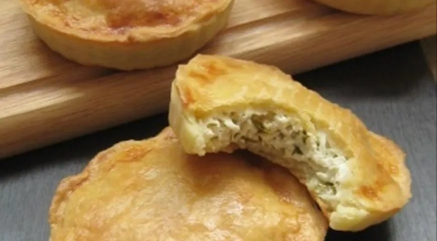 Мини-пироги с адыгейским сыром и зеленью