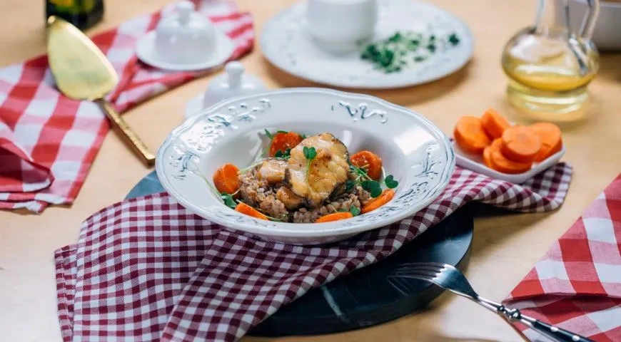 Мини-стейки из чёрного гренадёра с гречкой и морковью