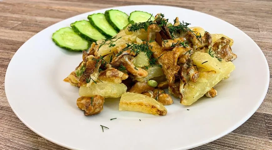 Молодой картофель с лисичками в сметане