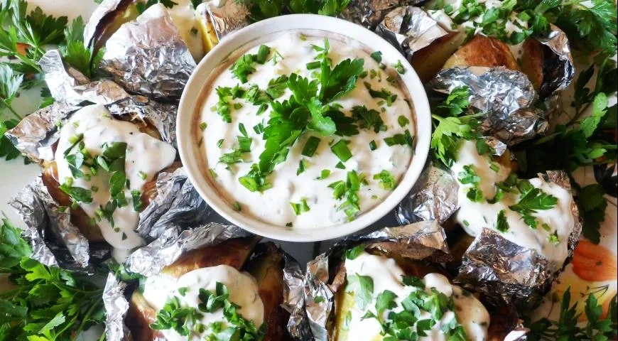 Молодой картофель, запеченный на углях со сметанным соусом