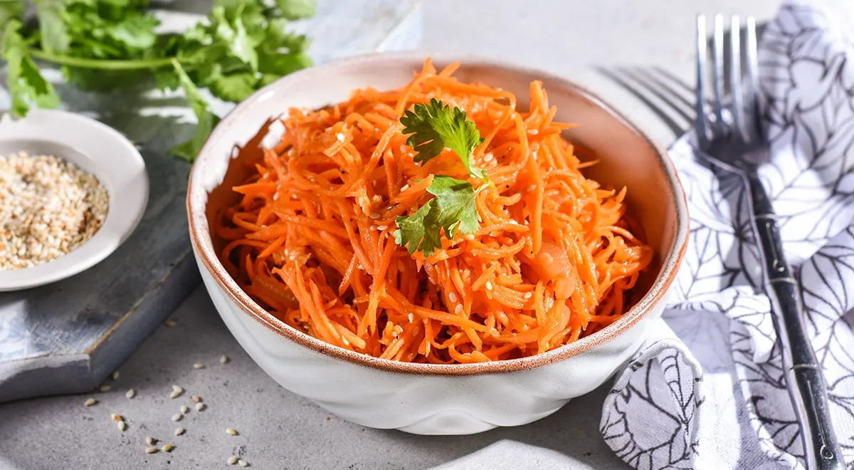 Морковь по-корейски с соевым соусом и кунжутом