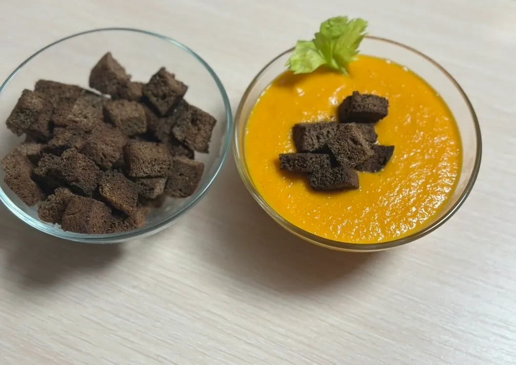 Морковный суп-пюре с сухариками