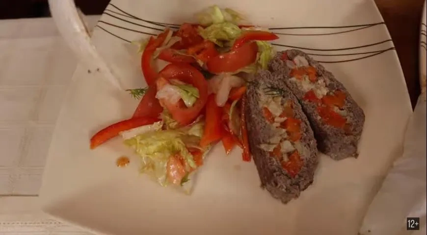 Мясной рулет с моцареллой