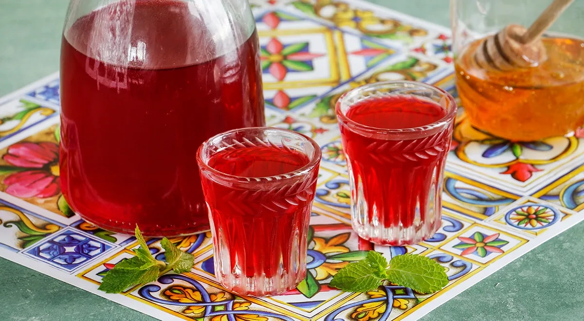 Настойка из клюквы с медом и мятой по-домашнему