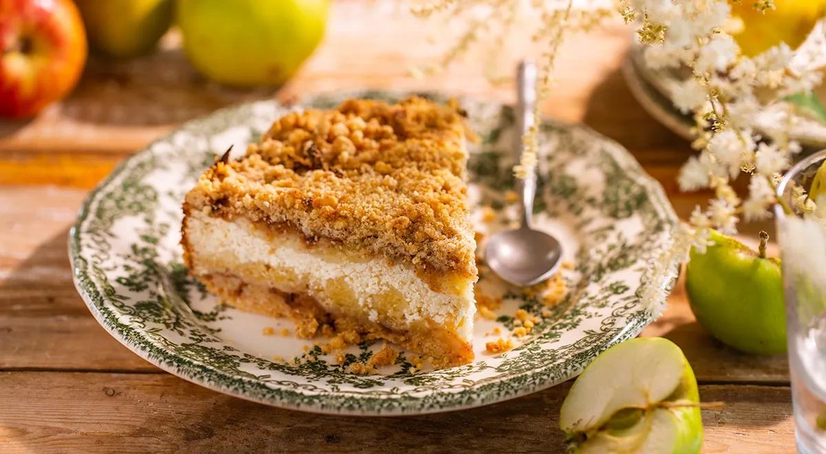 Насыпной пирог с яблоками и творожной начинкой