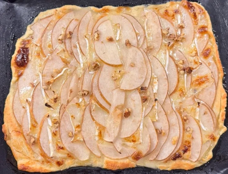 Пирог с грушей, сыром и грецким орехом