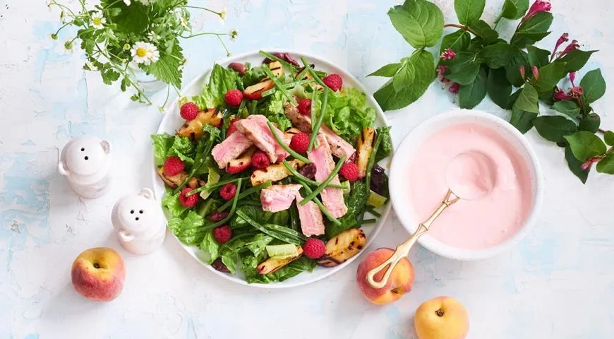 «Нисуаз» с персиками на гриле и малиновым айоли