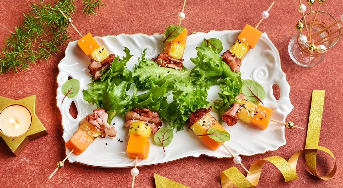 Новогоднее канапе с ананасом на шпажках