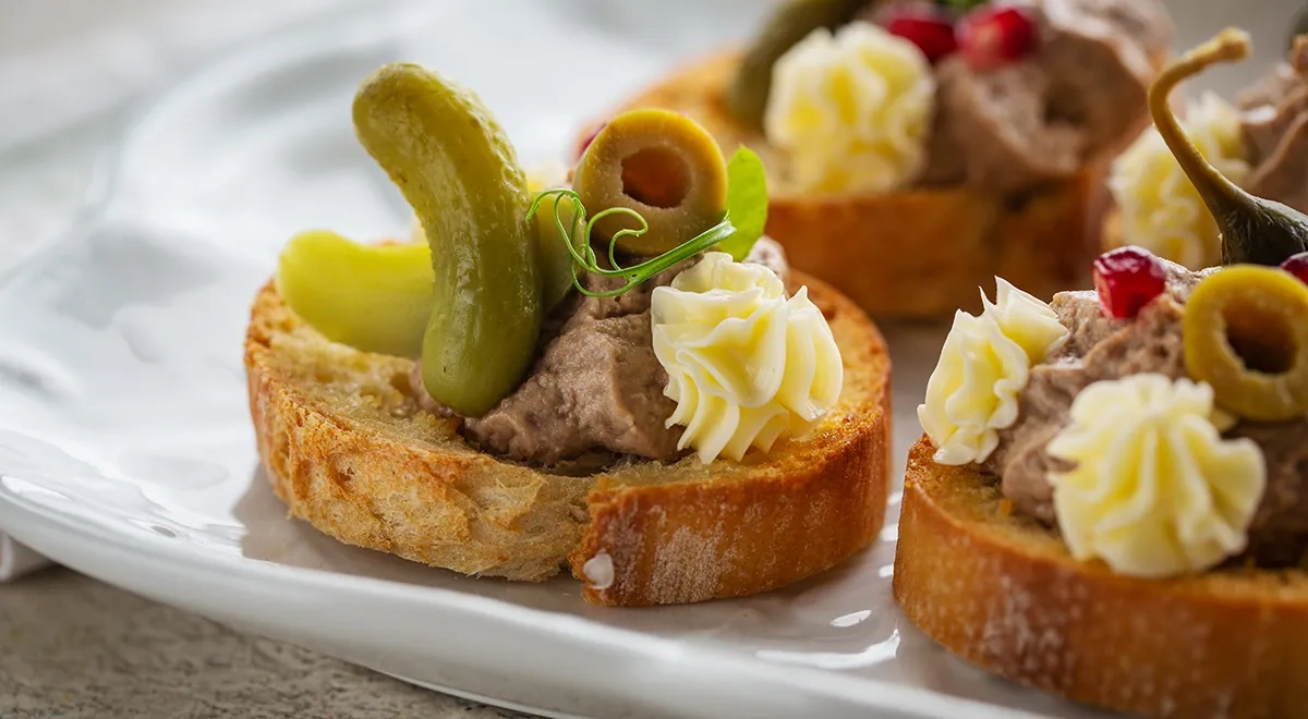 Новогодние канапе с паштетом