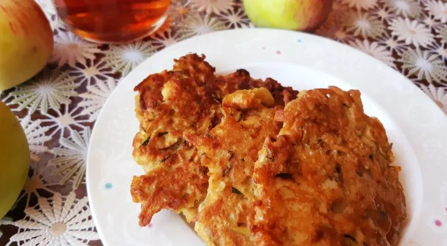 Оладьи из кабачков и яблок