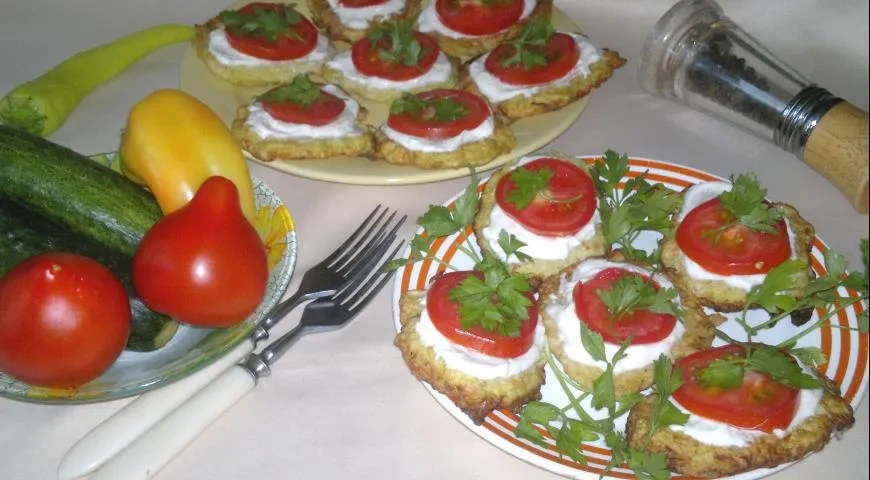 Оладьи из кабачков с соусом из сметаны