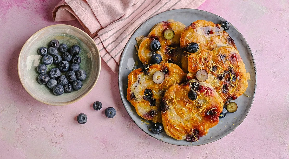 Оладьи на минеральной воде с голубикой