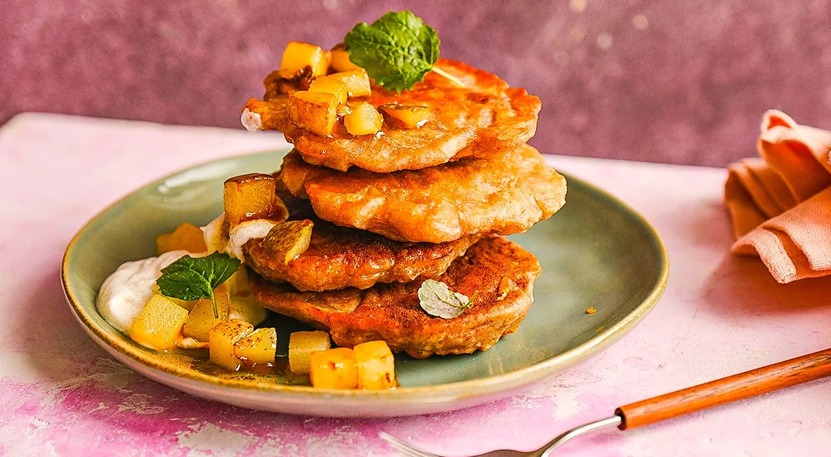 Оладьи на минеральной воде с пряной грушей