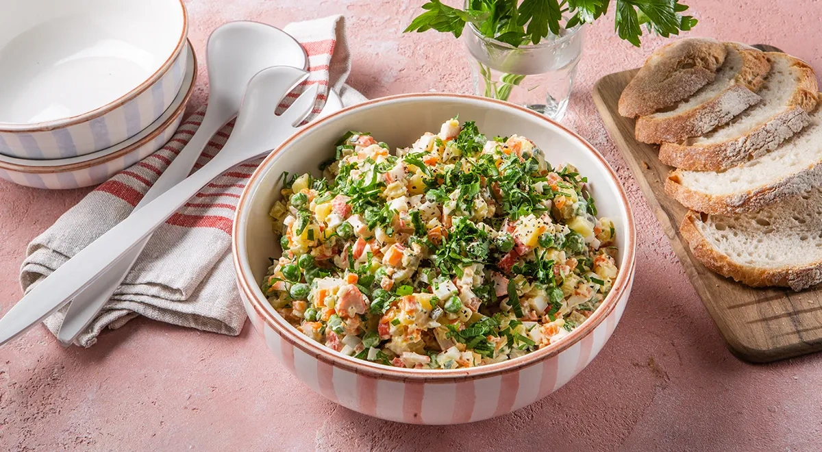 Оливье с крабовыми палочками