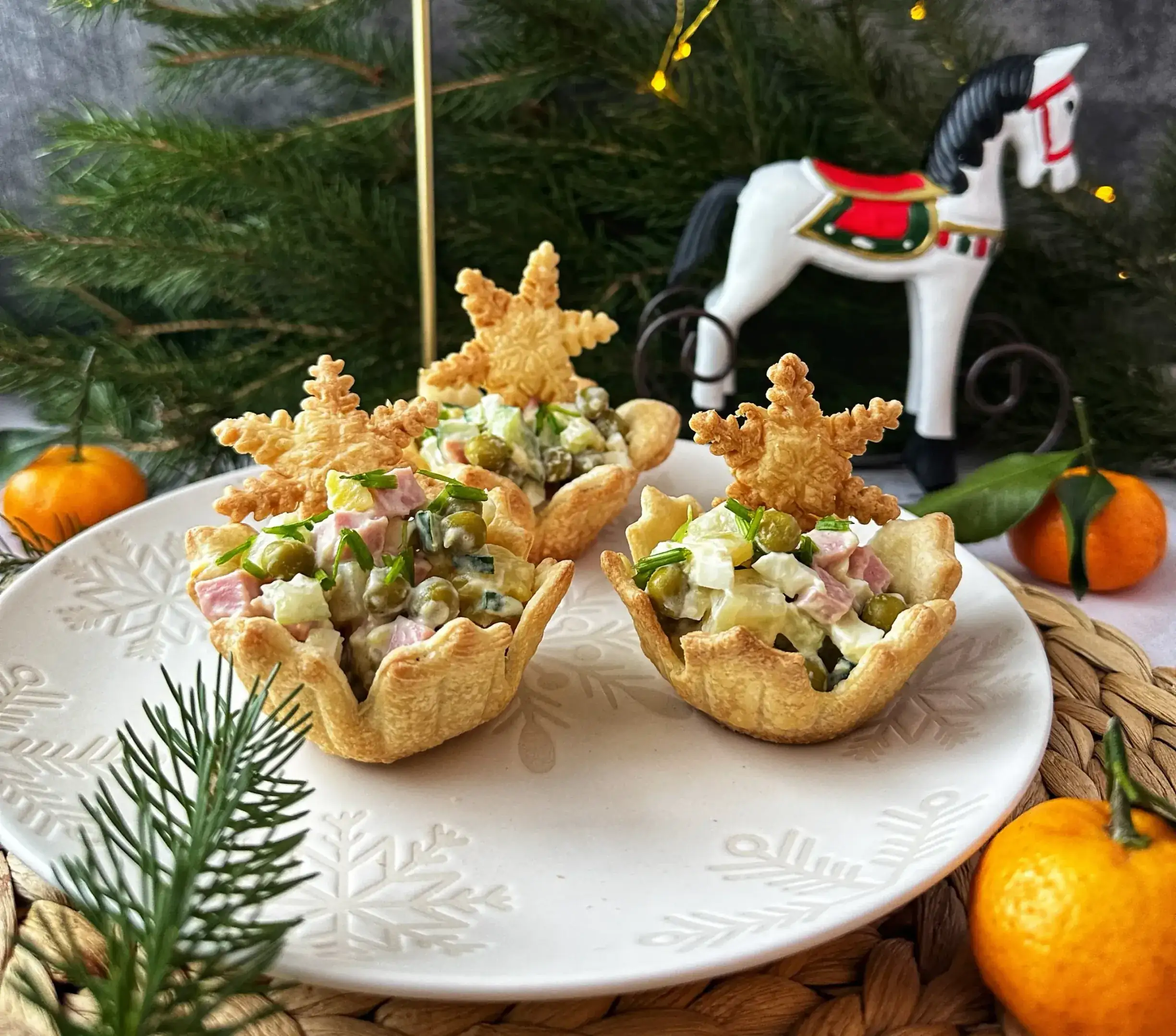 Оливье в тарталетках-снежинках