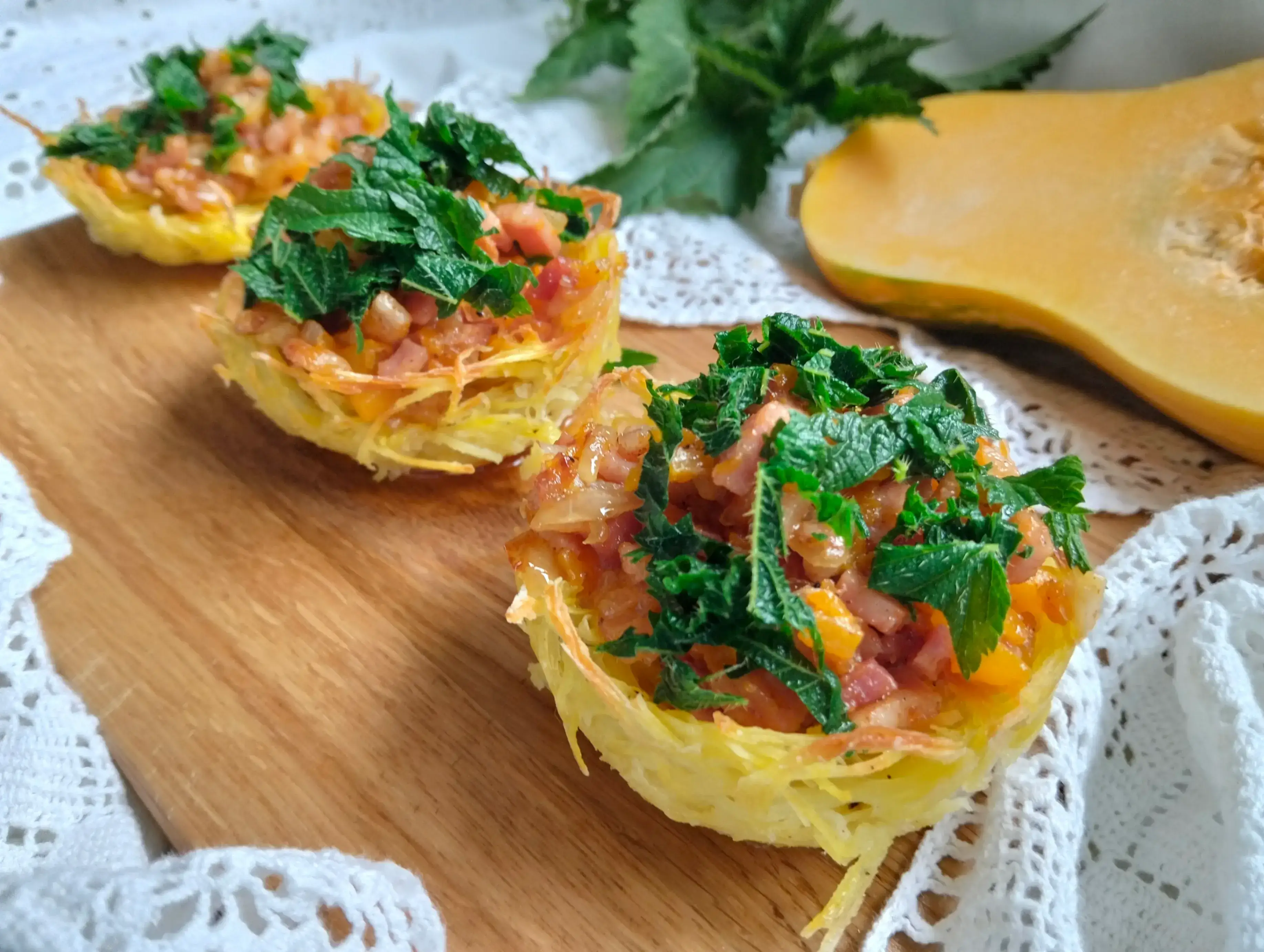 Осенние корзиночки с тыквой и крапивой