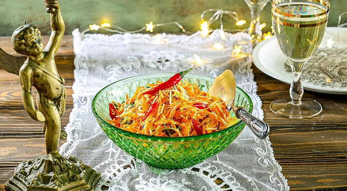 Морковный салат с сыром и чили-майонезом