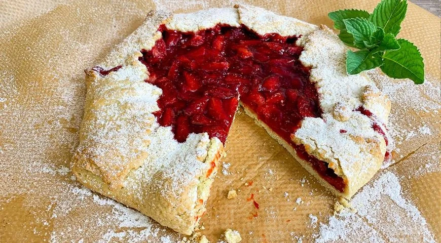 Открытый пирог со свежей клубникой