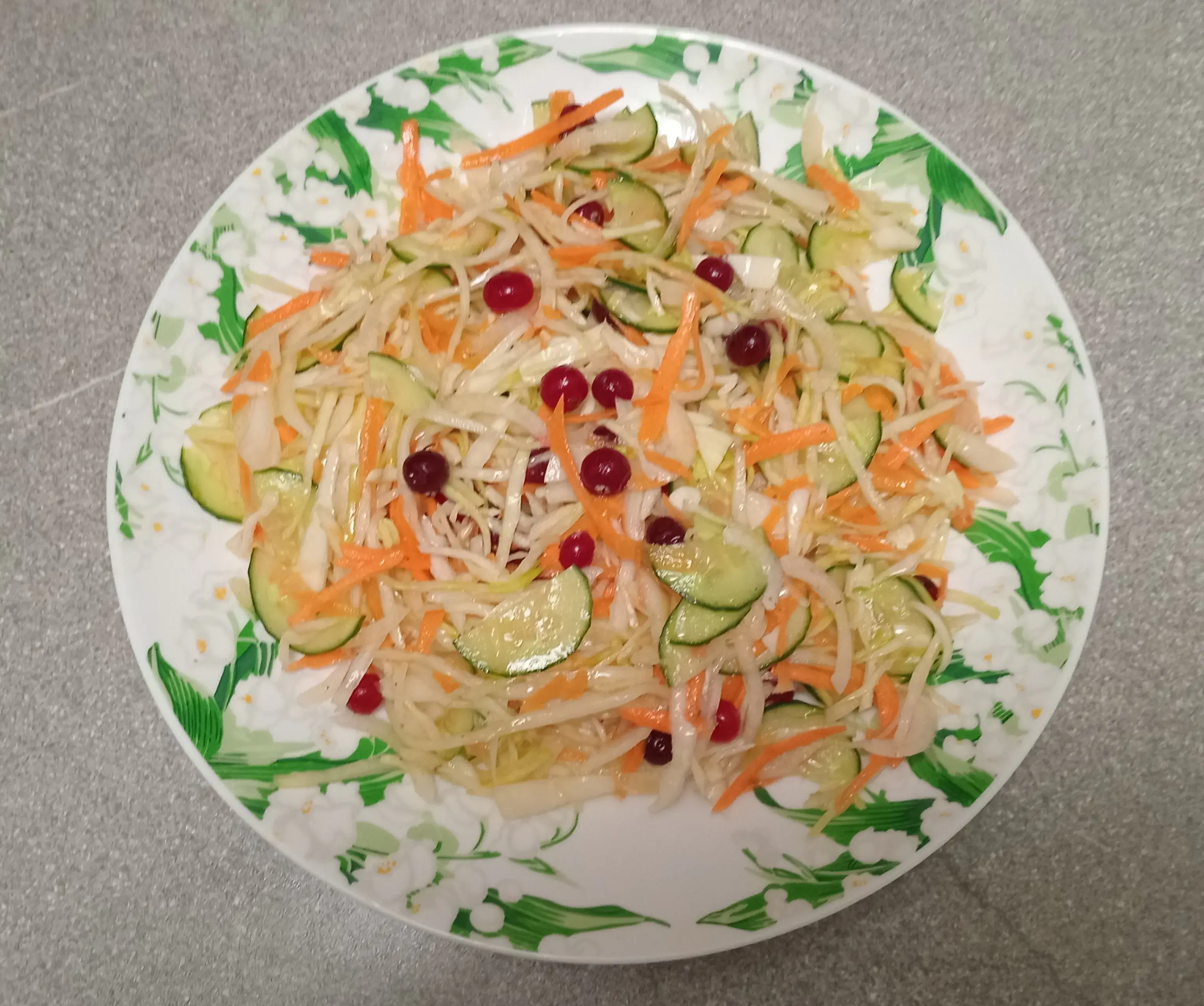 Овощной салат с клюквой