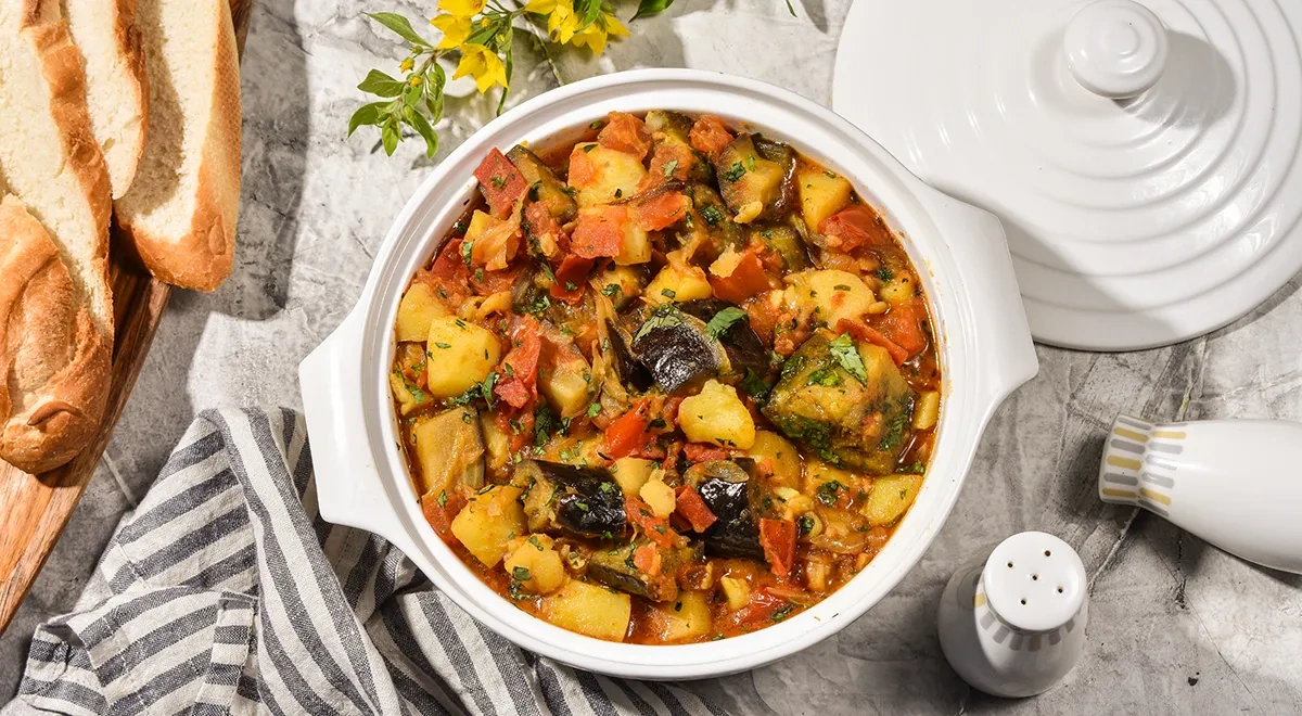 Овощное рагу в кастрюле