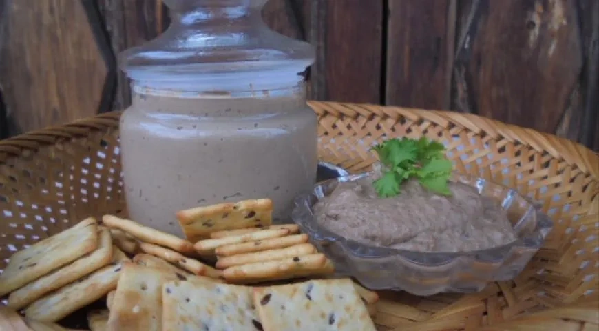 Паштет из куриной печени с яблоками и орехами