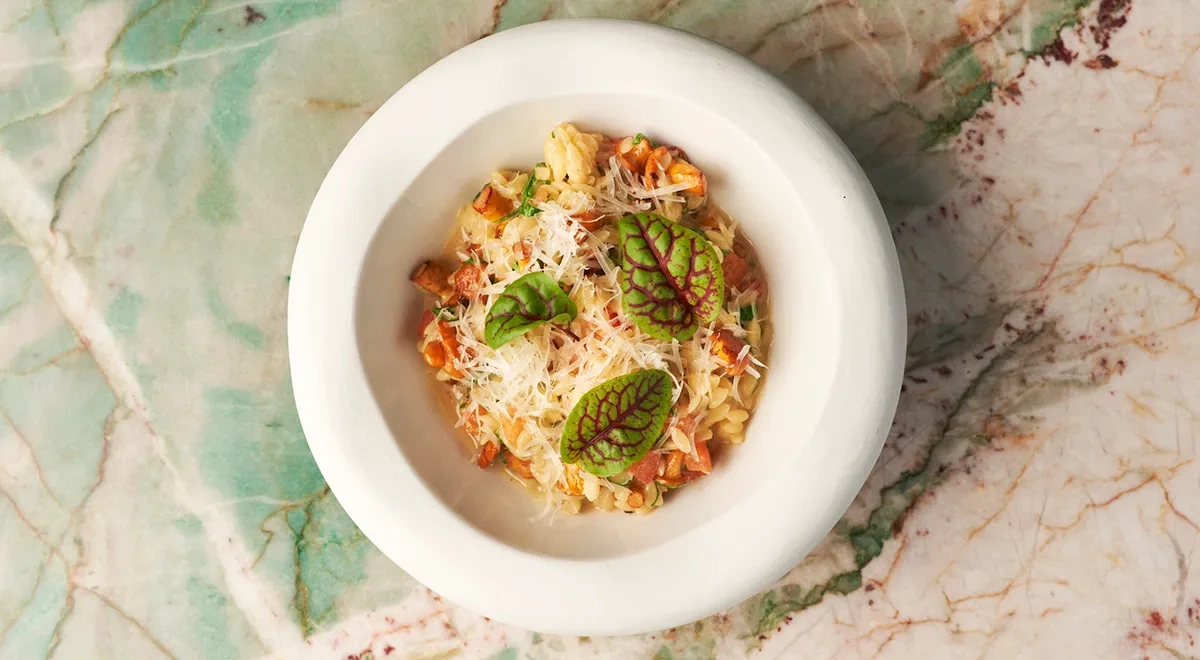 Паста орзо с лисичками и томатами конкассе