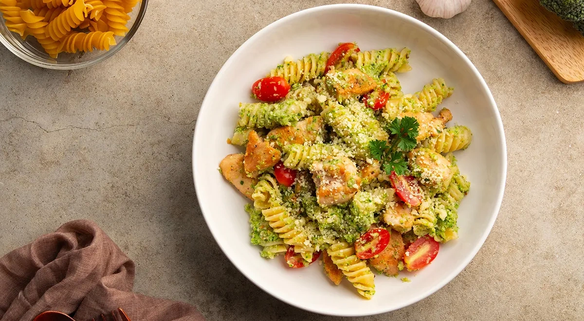 Паста с индейкой и соусом песто