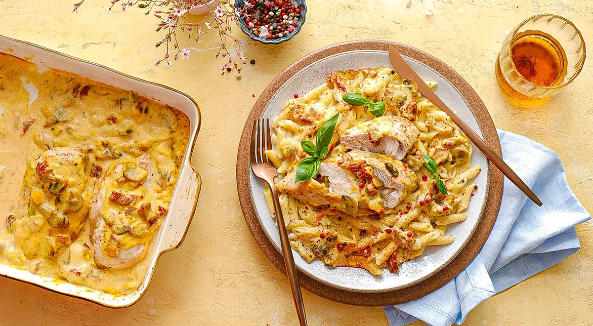 Курица с тыквенным соусом и пастой