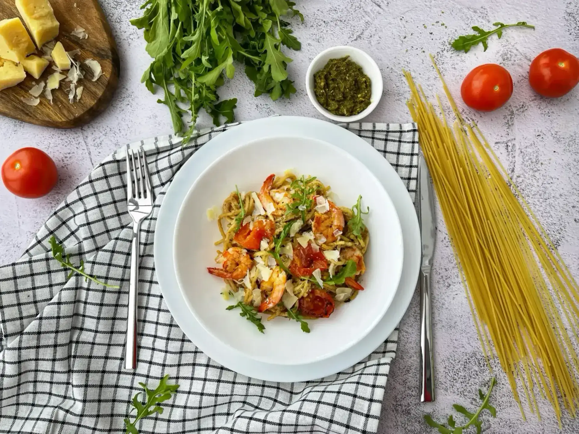 Паста с соусом песто и креветками
